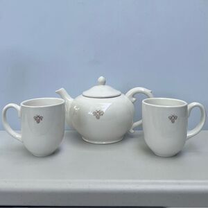Vintage Pottery Barn BEE White China Tea Pot with mugs 8 oz